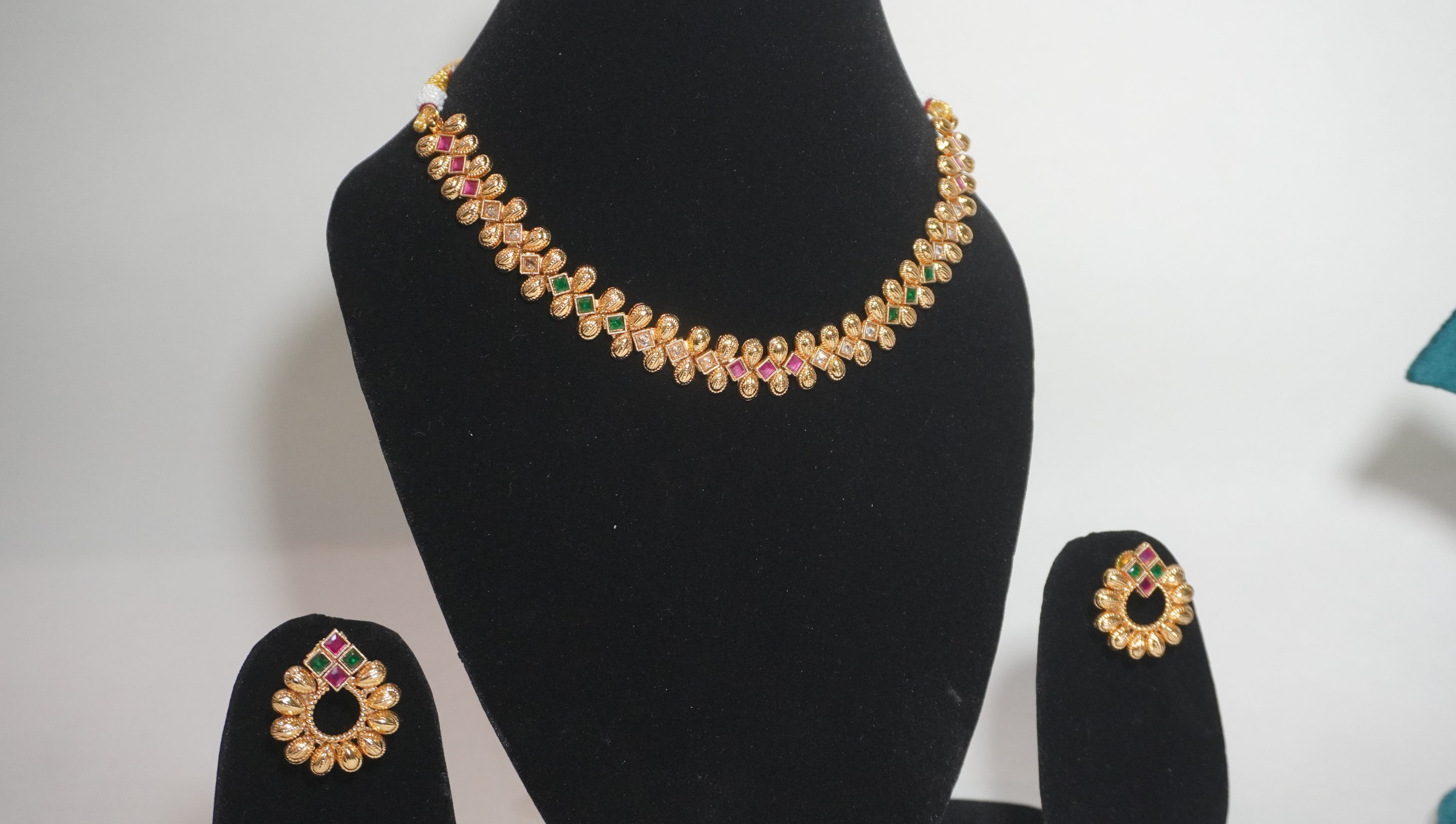 Exquisite Matte Gold-Plated Kemp Stone Necklace Set with Matching Floral Studs