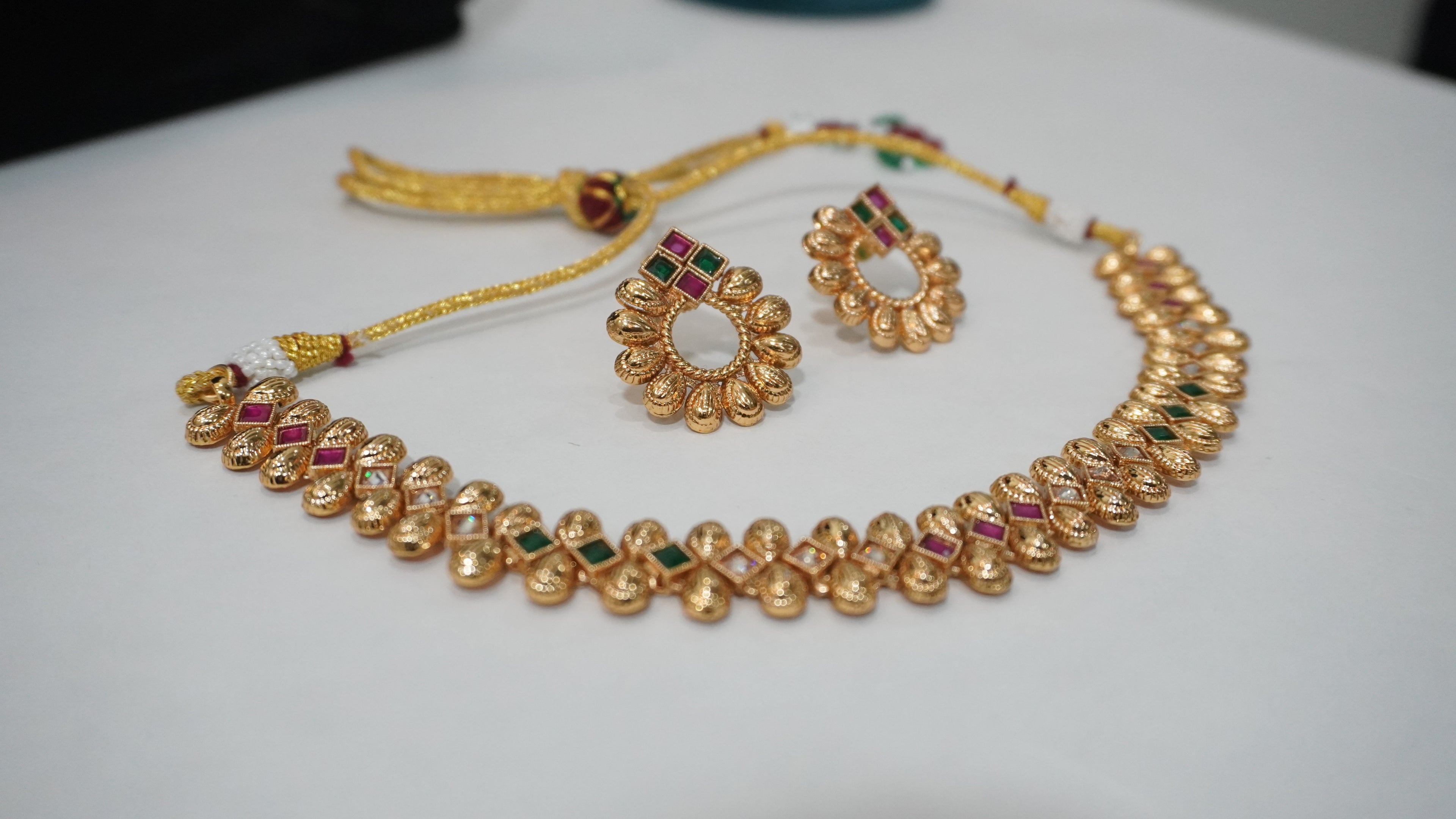 Exquisite Matte Gold-Plated Kemp Stone Necklace Set with Matching Floral Studs