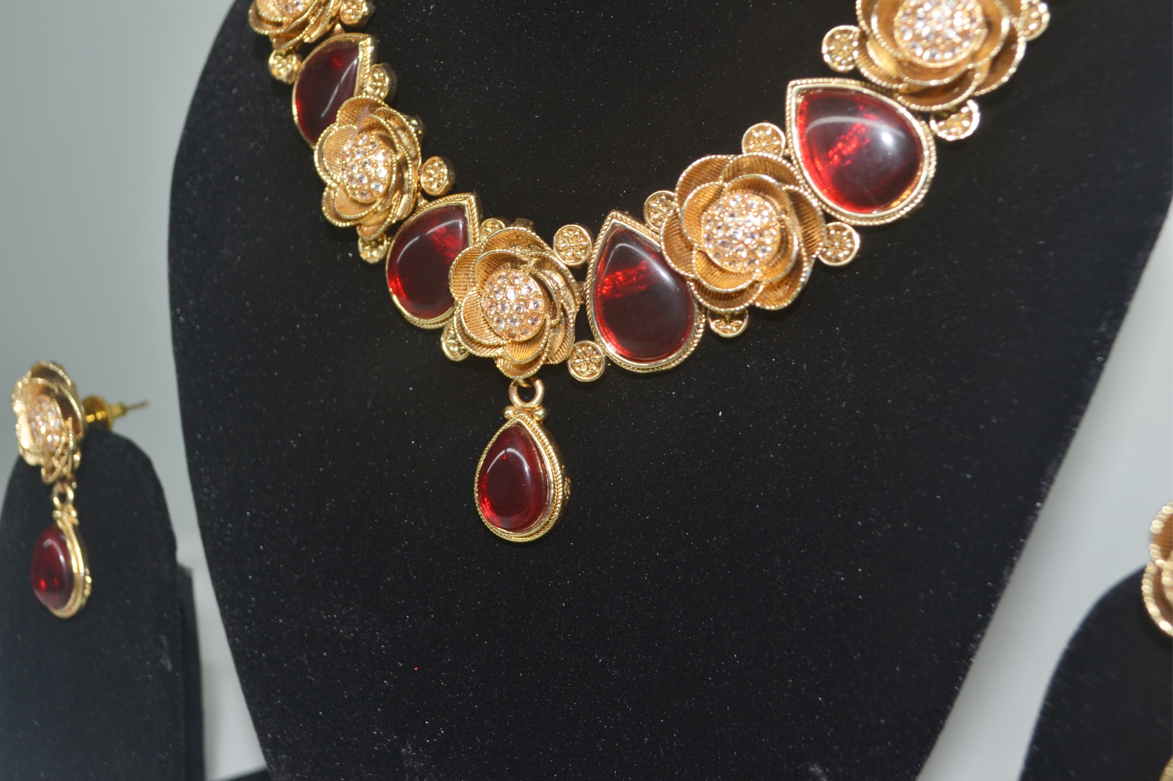 Royal Polki Necklace Set with Ruby-Colored Stones – Bridal Gold-Tone Jewelry Set with Earrings